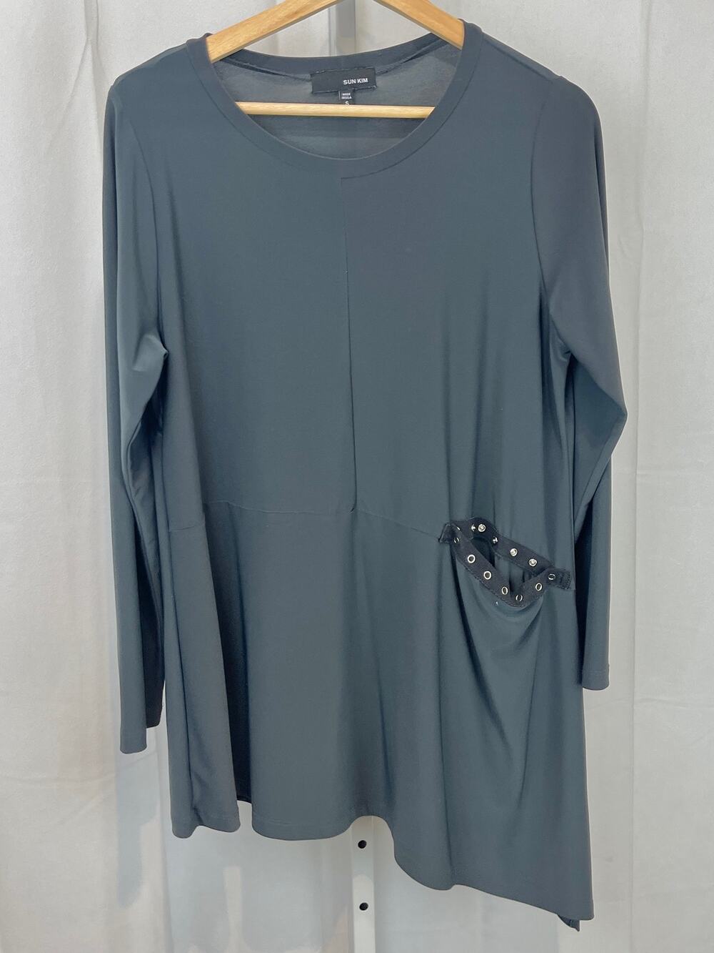 SUN KIM Asymmetric Snap Trim Tunic Top Crew Neck Long Sleeve Gray Black USA S